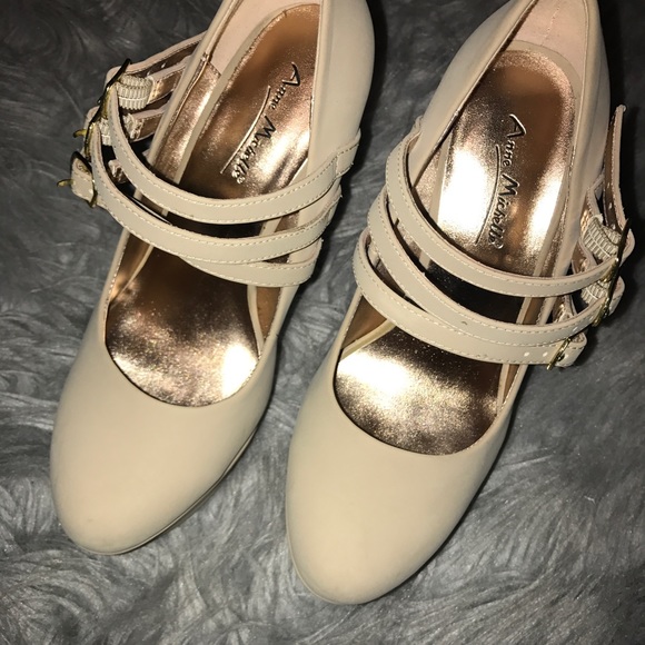 Nude Platform heels are a dream! Platform is approx 1 in and heel approx 6 - Picture 2 of 4